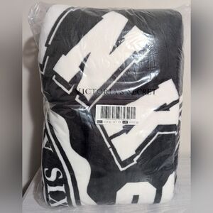 Victoria's Secret PINK Sherpa Blanket Vintage Green 60"X72" New 2021